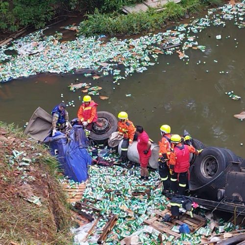 Caminhoneiro morre após veículo sair da pista e cair&nbsp;em rio na região