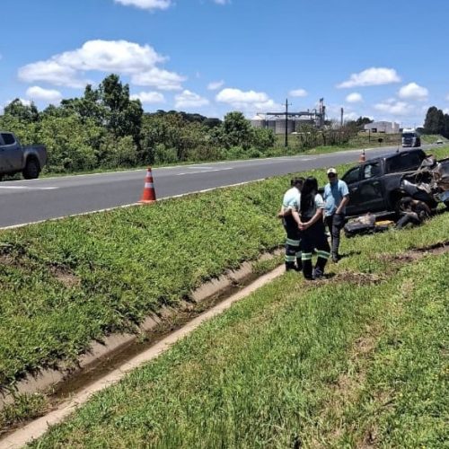 Batida entre caminhonetes é registrada na PR-151
