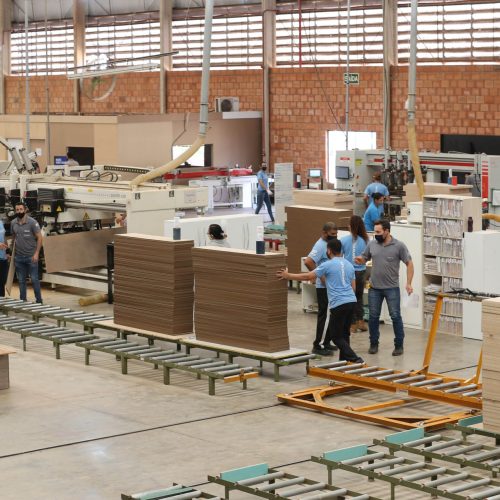 FEITA NO PARANA - Grupo Munhoz Caetano, holding do segmento moveleiro, que produz móveis seriados para o segmento de sala de estar.  A Caemmun Movelaria está sediada em Arapongas, um dos maiores polos moveleiros do país. Na foto fabrica da Filial Sabáudia. 06/10/2020 - Foto: Geraldo Bubniak/AEN