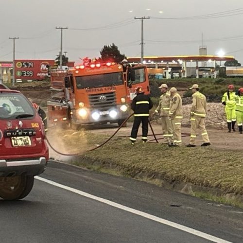 Fogo em carro mobiliza Bombeiros e Defesa Civil na PR-151, em Carambeí