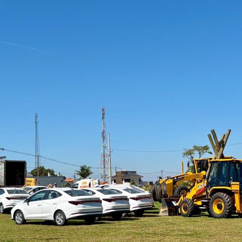 Carambeí faz renovação da frota com doze carros e duas motoniveladoras