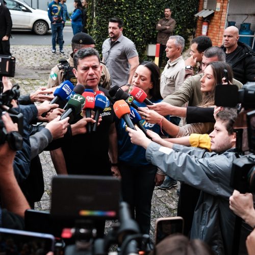 Moro vota em Curitiba, manifesta solidariedade às vítimas das chuvas e aposta em vitória de Flávio Bolsonaro