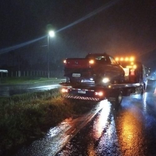 Motorista com CNH suspensa sai da pista na PR-151 em Carambeí