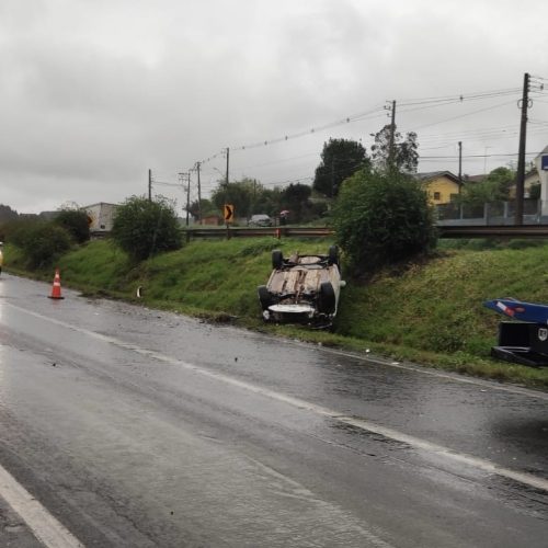 Capotamento é registrado na PR-151 em Carambeí; condutor sai ileso