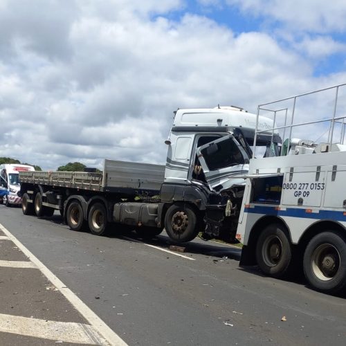 Colisão lateral envolve caminhões na PR-151, em Carambeí