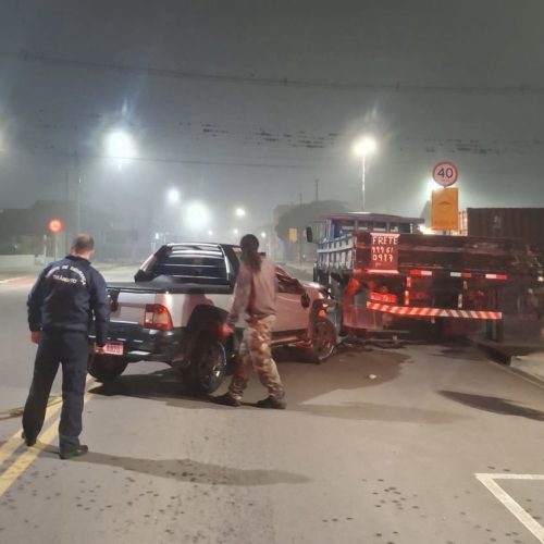 Caminhonete bate em caminhão estacionado durante a madrugada em Carambeí