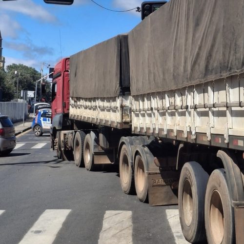 Acidente em semáforo deixa carro danificado em Carambeí