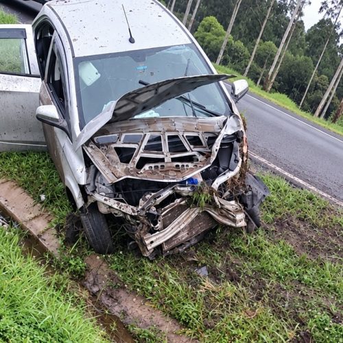 Duas pessoas ficam feridas após carro capotar na PR-151, em Carambeí