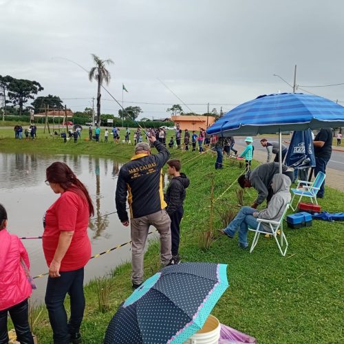 Famílias aproveitam tarde animada no Paço de Carambeí