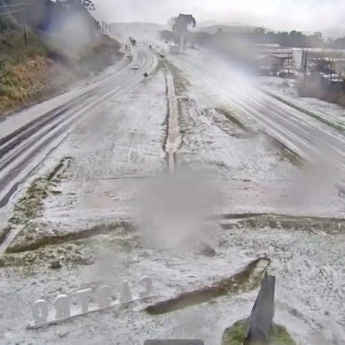 Câmeras da EPR Litoral Pioneiro registram forte chuva de granizo na PR-151