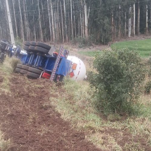 Caminhão carregado com gás butano tomba na região