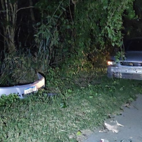 Carro colide contra barranco na PR-151