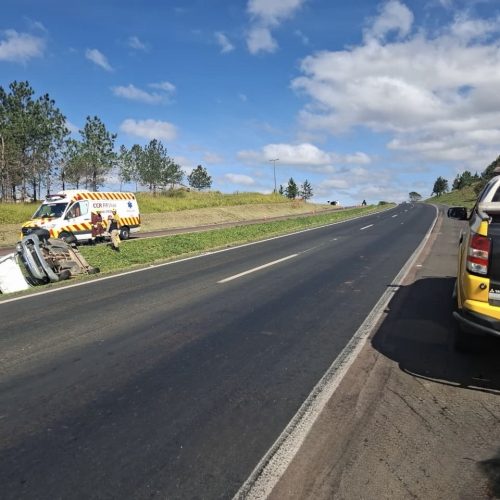 Carro capota após colisão entre Carambeí e Ponta Grossa