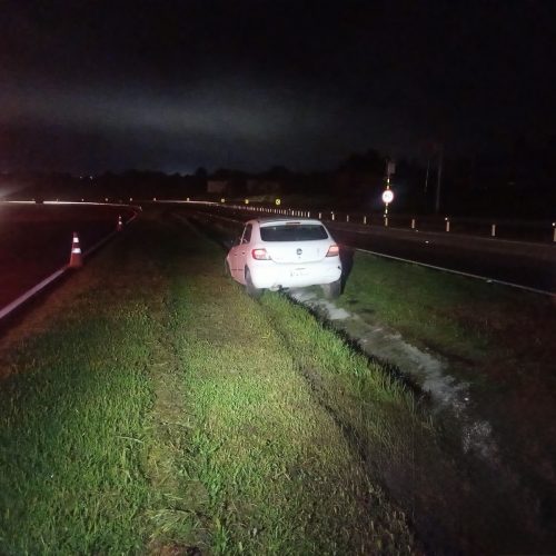 Motorista fica ferido após carro atingir canaleta na PR-151, em Carambeí