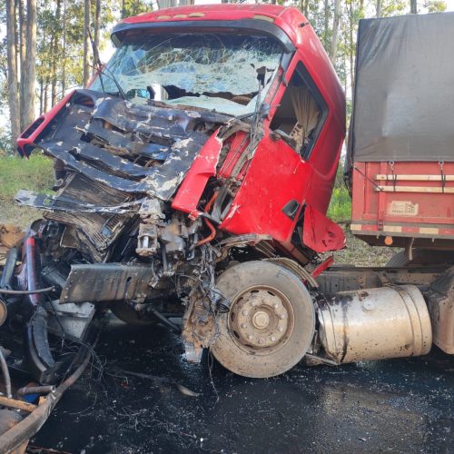 Colisão frontal na PR-466 resulta em uma morte e um gravemente ferido