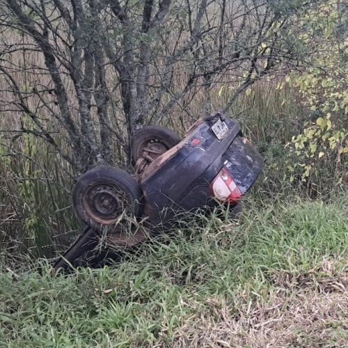 Mulher fica ferida após capotamento na PR-151 entre Carambeí e Castro