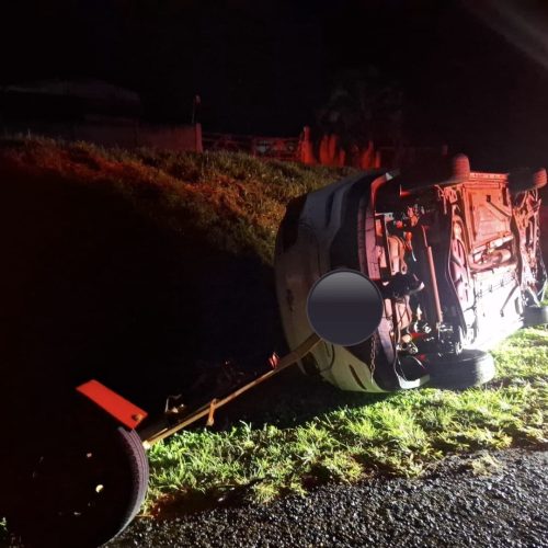 Tombamento de veículo na PR-151 deixa passageiro ferido