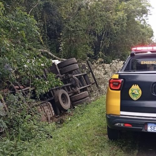 Caminhão se envolve em tombamento na&nbsp;região