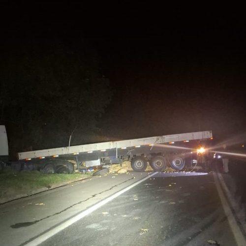 Caminhão sai da pista e atinge barranco na PR-151