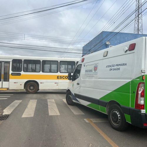 Montana cruza preferencial e causa acidente com ônibus em Carambeí