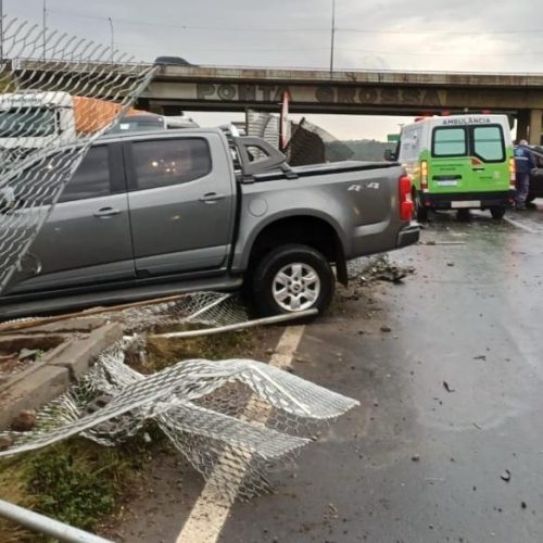 Motorista fica ferido em colisão na BR-376, em Ponta Grossa