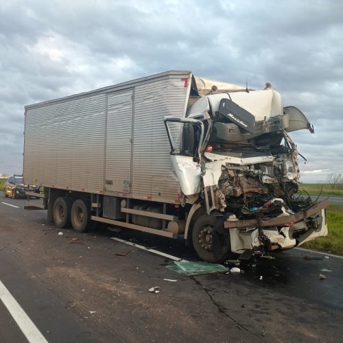 Colisão entre caminhões deixa motorista gravemente ferido na região