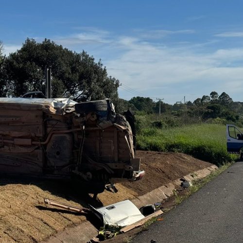 Colisão seguida de capotamento mobiliza resgate na PR-151 próximo ao Menegatti