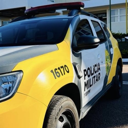 PM prende dois homens e apreende adolescente após invasão de escola na região