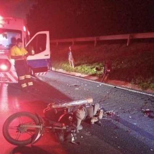 Colisão traseira entre motocicletas deixa dois feridos na PR-151 entre Carambeí e Castro