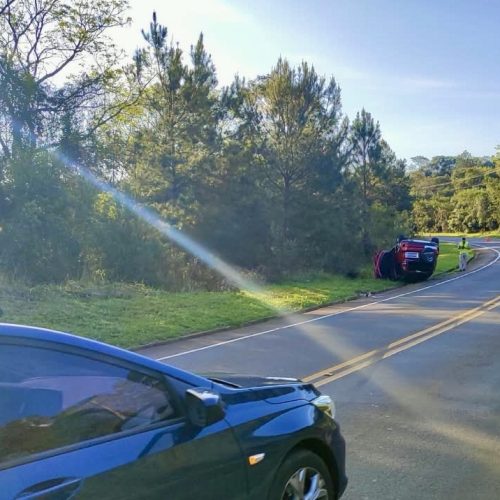 Motorista fica ferido após carro capotar na PR-151, entre PG e Carambeí