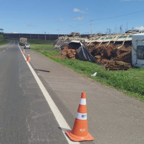 Caminhão tomba na PR-151; motorista sofre ferimentos leves