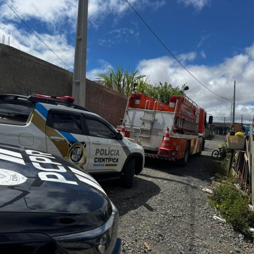 Polícia Científica realiza perícia em casas incendiadas em Carambeí