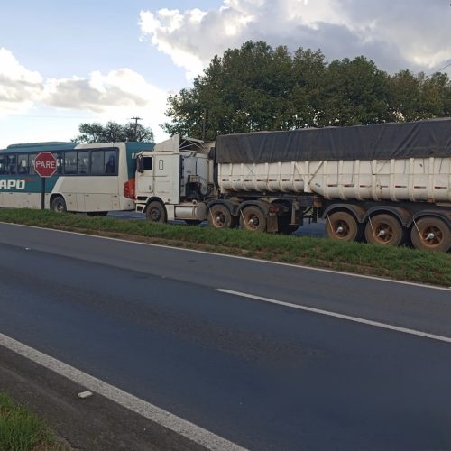 Colisão na rotatória do Boqueirão deixa um ferido em Carambeí