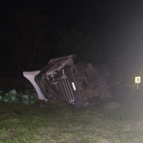 Motorista morre após caminhão tombar na PR-151