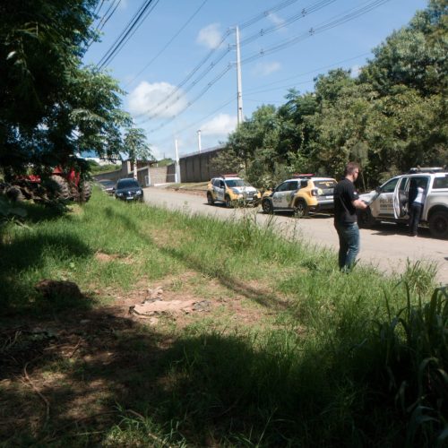 Mulher é encontrada morta nos fundos de empresa na região