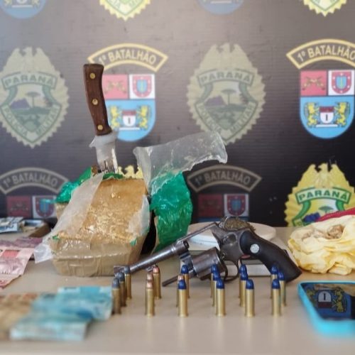 PM apreende arma, munições e quase 1 kg de crack na região