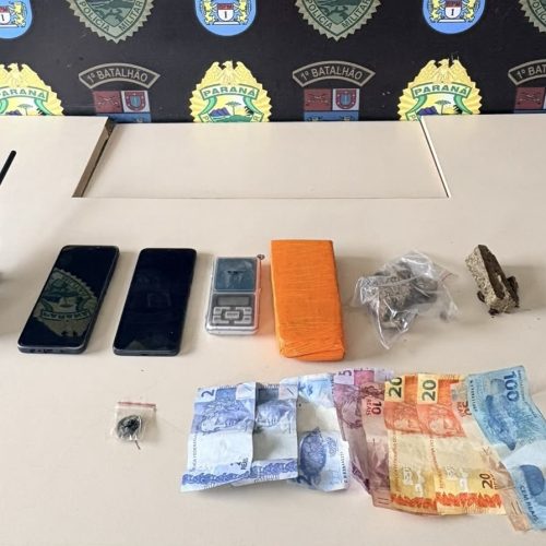 PM apreende drogas, dinheiro e equipamentos ligados ao tráfico na região