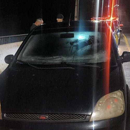 Homem bate carro em viaduto e amigo que foi ajudar também acaba preso por embriaguez na região