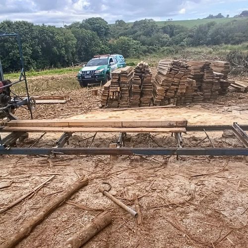 Polícia Ambiental apreende duas serrarias móveis ilegais na região