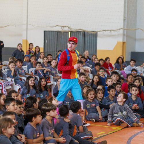 Carambeí recebe projeto “Teatro é Escola” com apresentação sobre consciência ambiental