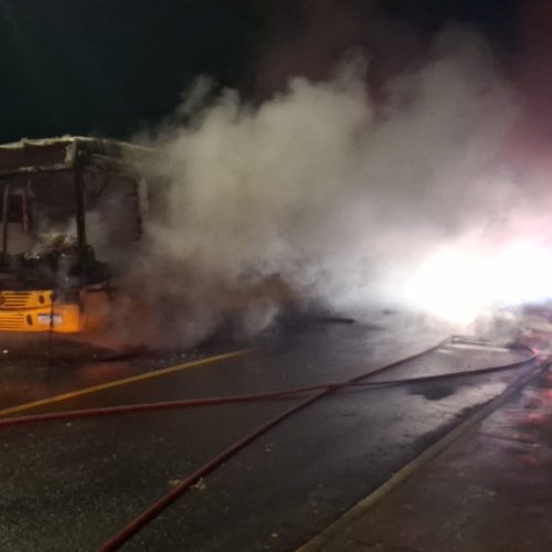 Incêndio suspeito destrói ônibus em Carambeí; caso será investigado