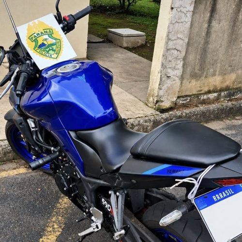 PM apreende motocicleta com placa de outro veículo durante patrulhamento na região