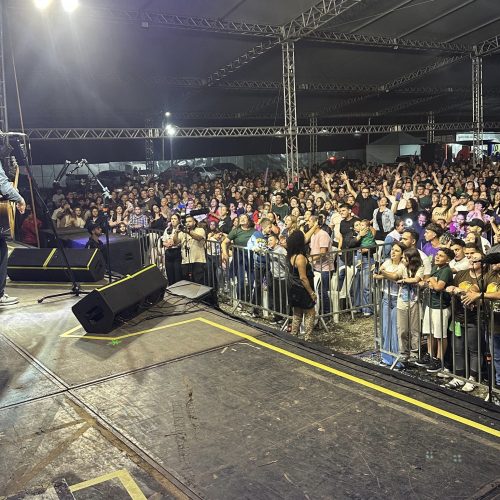 Fernandinho leva multidão ao Loteamento dos Imigrantes no encerramento dos 30 anos de Carambeí