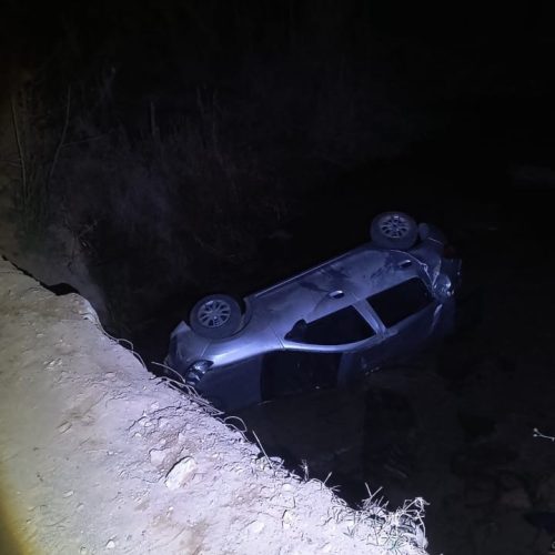 Veículo cai de ponte na área rural de Carambeí