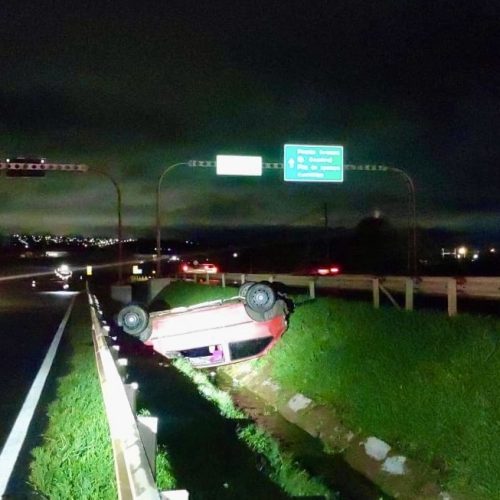 Jovem fica ferido após capotamento na PR-151, entre Carambeí e PG