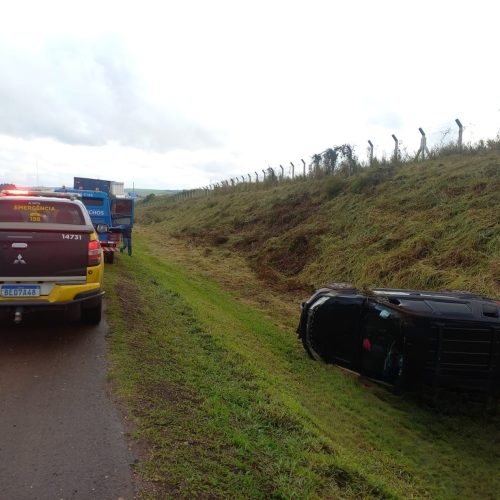 Mulher fica ferida após capotamento na PR-151 em Carambeí