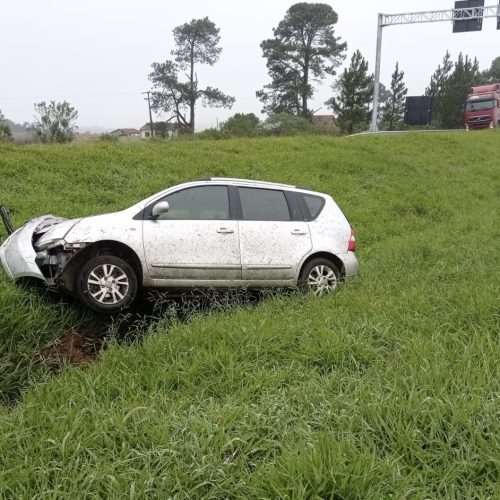 Em Carambeí, condutor perde controle da direção e bate carro