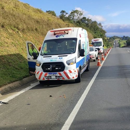 Caminhão colide contra ambulância após motorista passar mal na PR-151