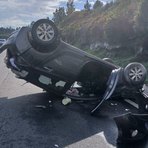 Mulher fica ferida após carro capotar na PR-151
