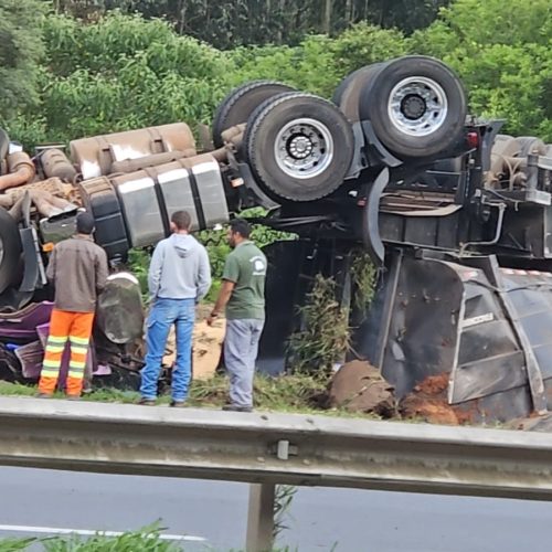 Caminhão tomba na PR-151 deixa motorista ferido